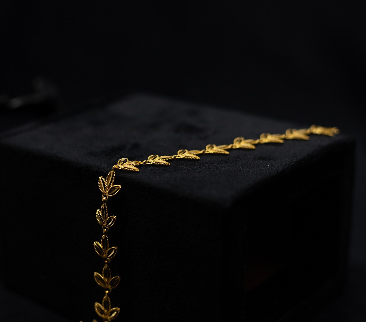 jewelry, accesories, gold, black